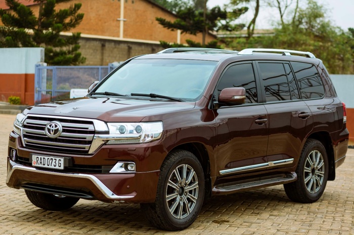 Land Cruiser может иметь дизельный или бензиновый мотор