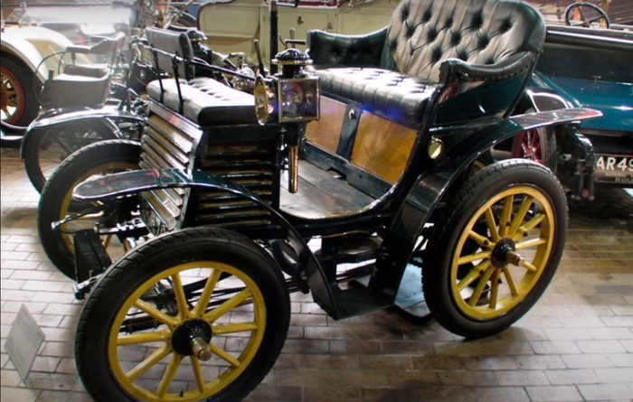 Один из первых автомобилей с двигателем внутреннего сгорания/ Фото: bibimot.ru