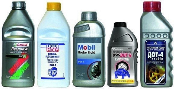 Различные виды тормозной жидкости/ Фото: drive2.ru