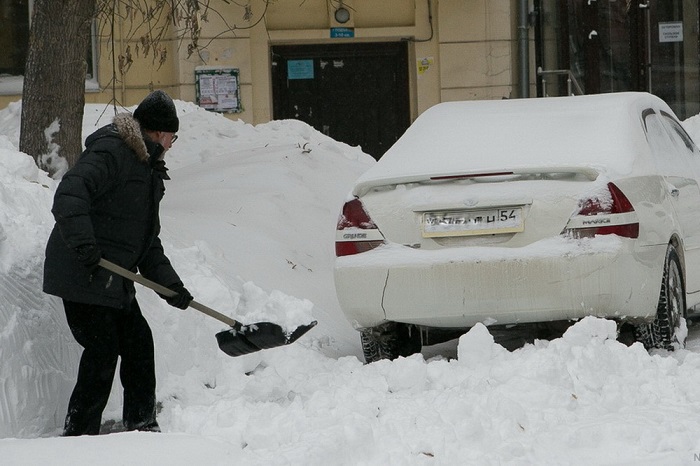 Раскапывание машины лопатой/ Фото: nsknews.info