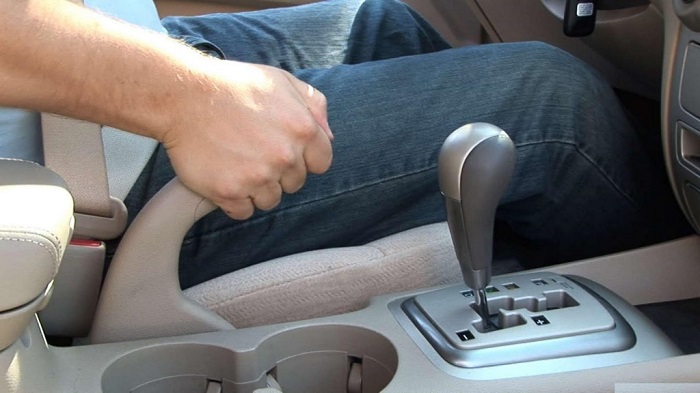 Использование «ручника» в автомобиле с АКПП/ Фото: drivenn.ru