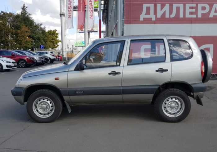 Chevrolet Niva имеет большой дорожный просвет и мощный мотор/ Фото: ovod-pro.ru