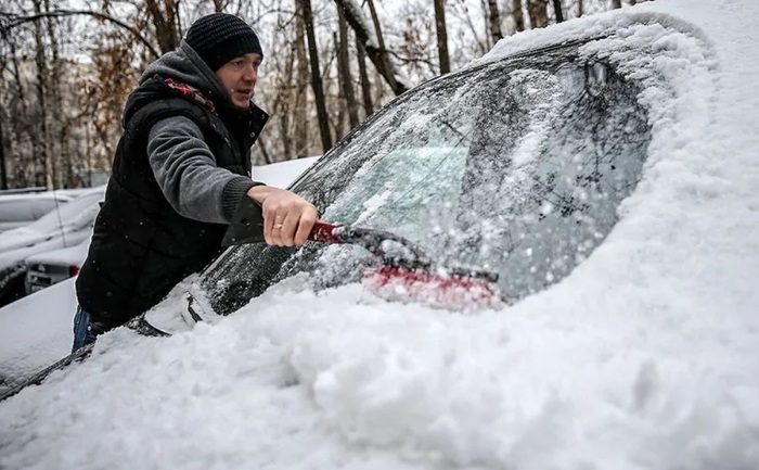Очистка машины от снега и льда/ Фото: okeydrive.ru