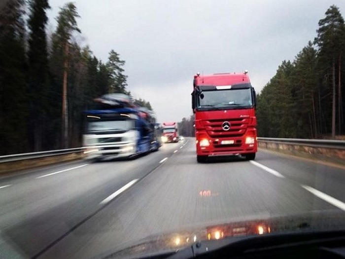 Едущий навстречу грузовой автомобиль/ Фото: avtovzglyad.ru