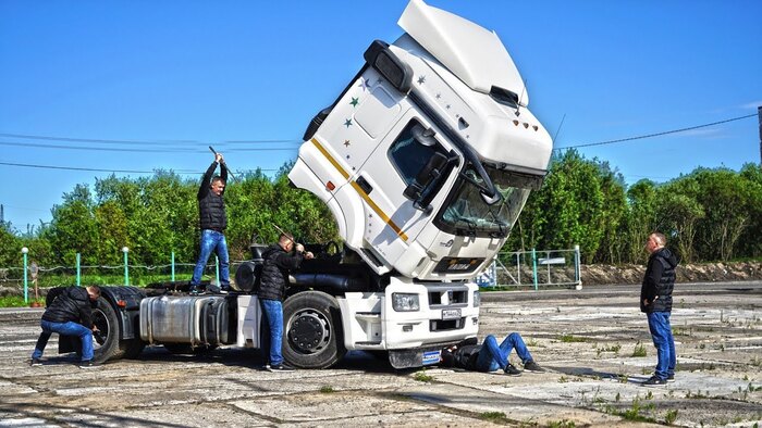 Обслуживание европейского грузового автомобиля с откидывающейся кабиной/ Фото: youtube.com