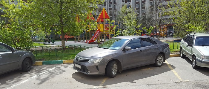 Неправильная парковка во дворе/ Фото: vmeste.ru