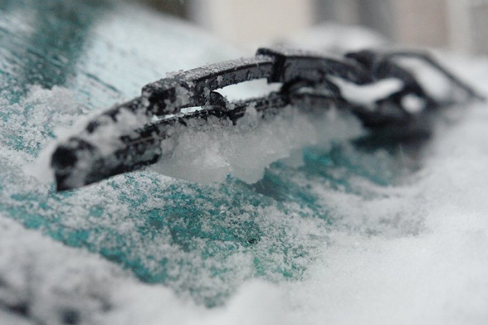 Замерзшие стеклоочистители/ Фото: autocentre.ua