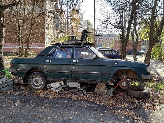 Старый автомобиль во дворе дома/ Фото: vladimir.kp.ru
