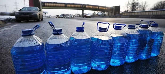Продажа обмывающей жидкости у дороги/ Фото: carakoom.com