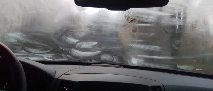 Жирный налет на лобовом стекле в салоне автомобиля/ Фото: cardinator.ru