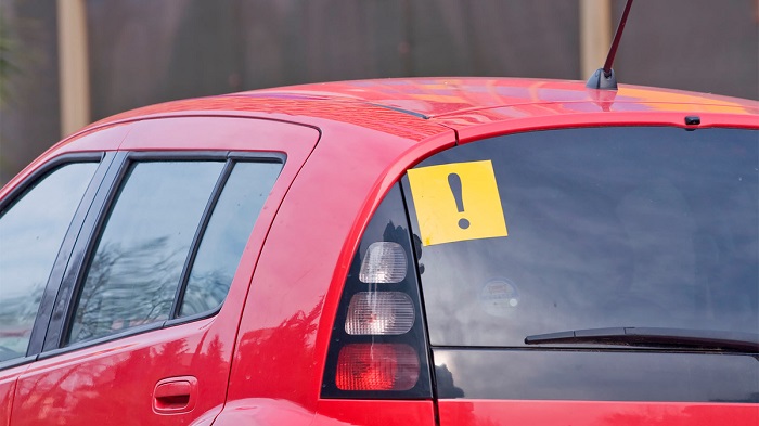 С соответствующей наклейкой ездят автолюбители со стажем вождения менее двух лет/ Фото: autonews.ru