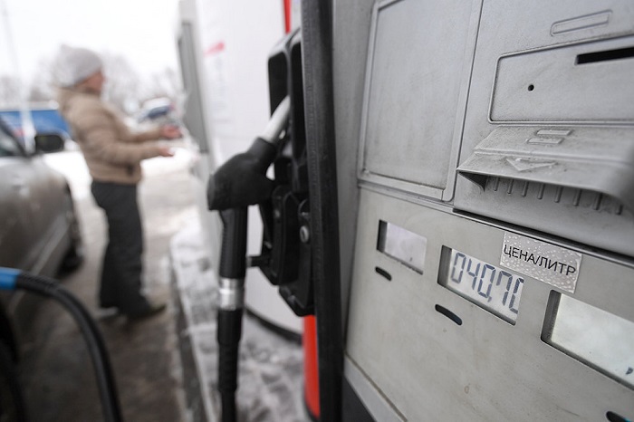 Недобросовестные работники АЗС могут залить не то топливо/ Фото: rg.ru