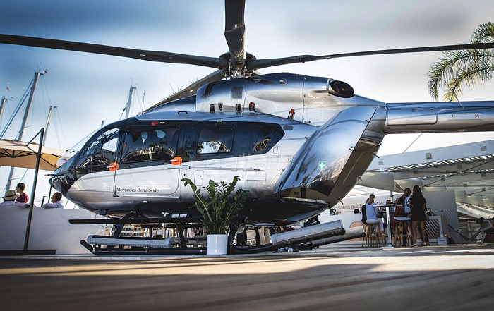 Eurocopter Mercedes-Benz Style EC145 может взять на борт до восьми пассажиров/ Фото: altitudesmagazine.com