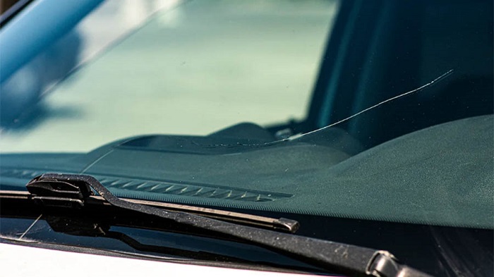 Автомобиль с треснувшим лобовым стеклом в ГИБДД не поставят на учет/ Фото: specialvehicle.ru