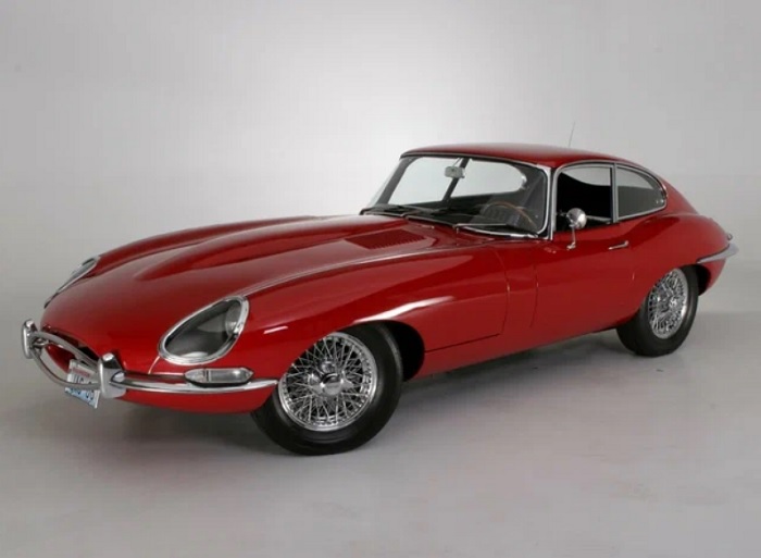 Jaguar E-type 1961 года – один из самых быстрых спорткаров 60-х годов/ Фото: auto.ru