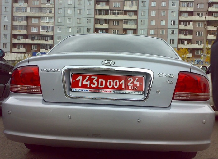 На владельцев авто с красными номерами не распространяются скоростные ограничения