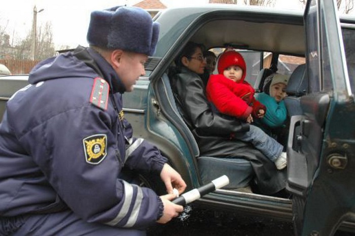 Перевозка детей без соответствующих кресел/ Фото: urist-bogatyr.ru