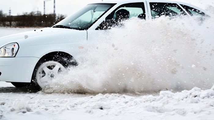 Машина с передним приводом зимой/ Фото: auto.24tv.ua