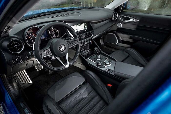 Мрачноватый дизайн внутреннего пространства автомобиля/ Фото: auto.vercity.ru