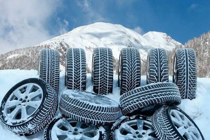 Зимние шины на фоне заснеженных гор/ Фото: allcarz.ru