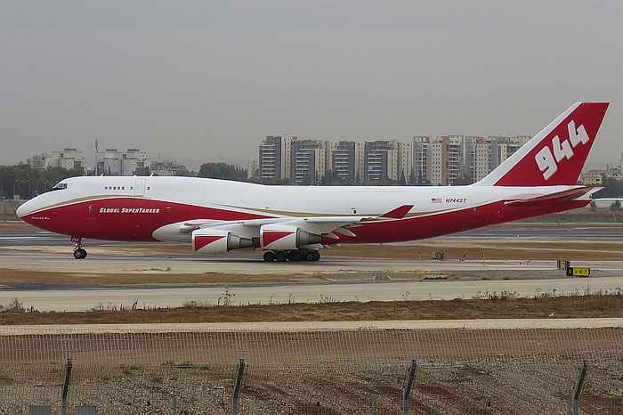 Boeing 747 Supertanker могут доставлять до 74 тыс. литров воды