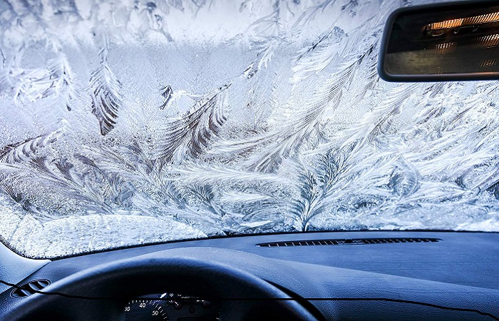 Замерзание стекла изнутри может говорить о ряде проблем в автомобиле/ Фото: mail.ru