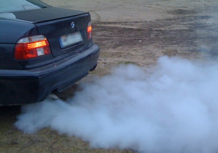 Синий выхлоп может свидетельствовать о моторном масле в камере сгорания