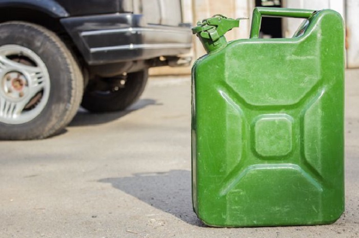 Запасайте топливо в металлических канистрах/ Фото: aif.ru