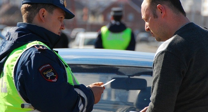 Проверка документов при остановке автомобиля сотрудником ДПС/ Фото: avtotema.mediasalt.ru