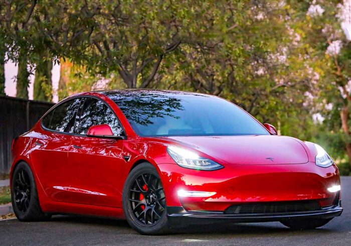 Tesla Model 3 имеет относительно высокую стоимость в сравнении с «одноклассниками»/ Фото: captour.ru