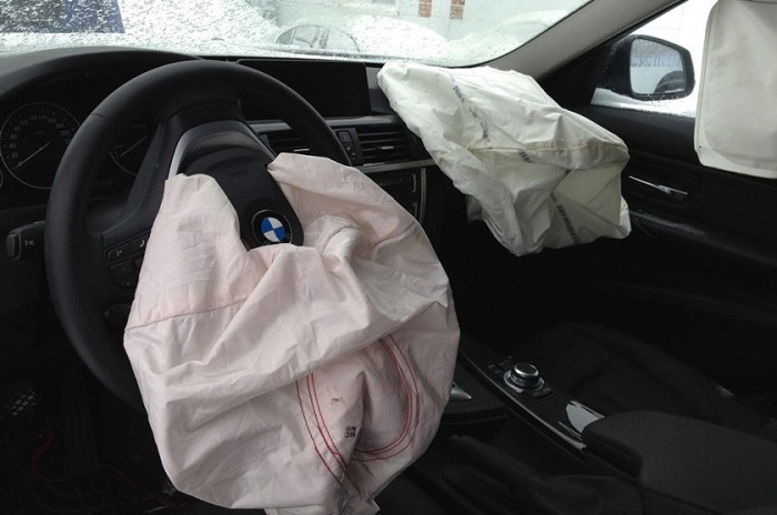 Отстреливание подушки может свидетельствовать о попадании автомобиля в аварию/ Фото: techautoport.ru