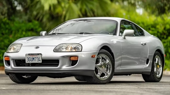 Toyota Supra MK4 снабжена турбодвигателем объемом 3 литра/ Фото: classic.com