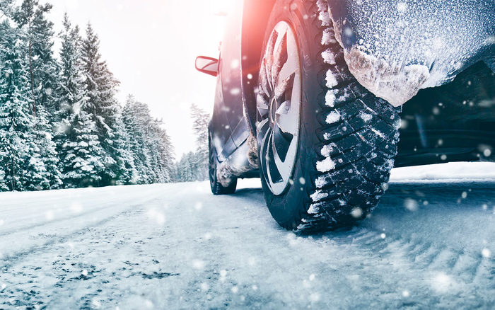 Зимние шины на задней оси автомобиля/ Фото: autonews.ru