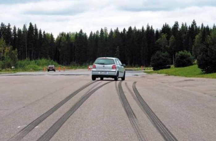 При увеличении тормозного пути нужно проверить диски