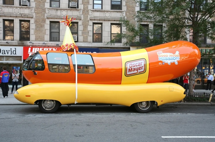 Oscar Mayer Wienermobile принимает участие в фестивалях и праздниках/ Фото: fortune.com