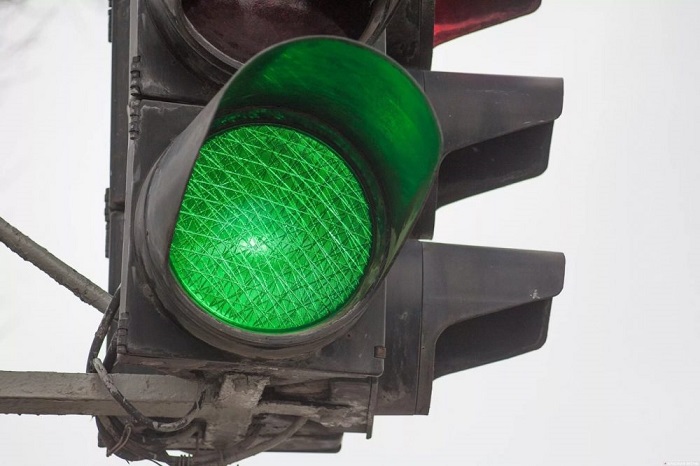 Когда загорелся зеленый сигнал светофора, нужно ехать вперед/ Фото: tamlife.ru
