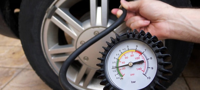 Проверка давления в автомобильных шинах/ Фото: automotolife.com