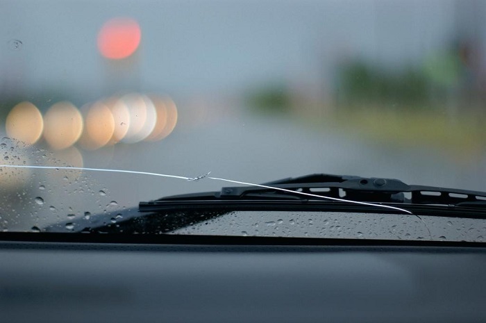Трещина на стекле подержанного автомобиля/ Фото: universeofcars.ru