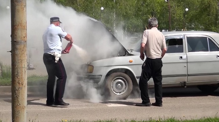 Из-за выкипания электролита может произойти возгорание автомобиля/ Фото: mvdmedia.ru