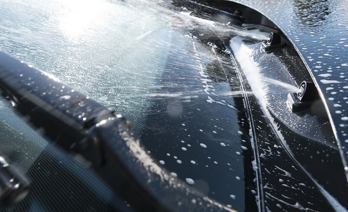 Омывание стекол автомобиля/ Фото: hyperauto.ru