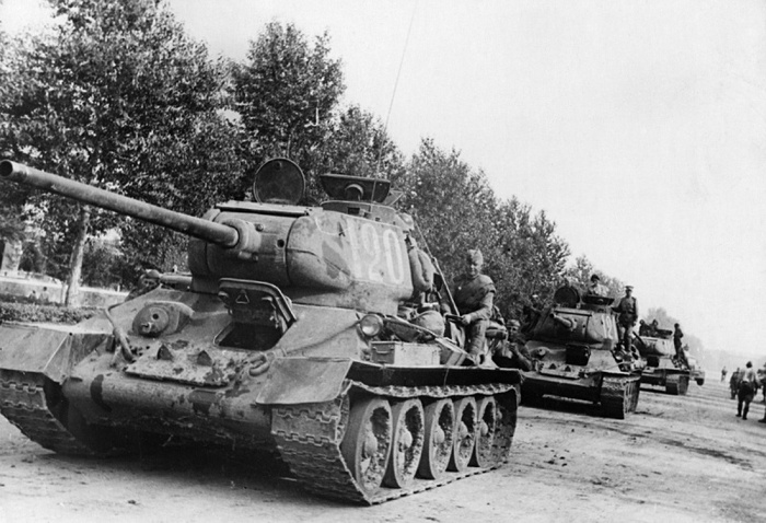 Колонна танков Т-34 на Дальневосточном фронте/ Фото: rostec.ru