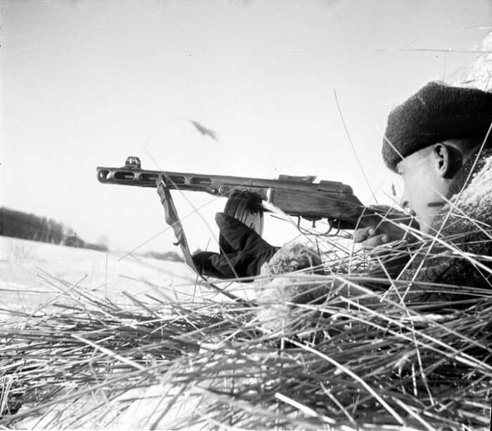 Опытные автоматчики берегли свои ППШ