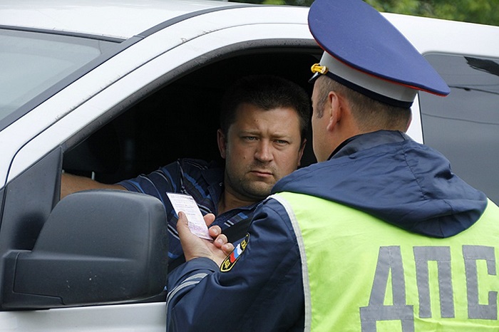 Инспектор ГИБДД, проверяющий документы/ Фото: drivenn.ru