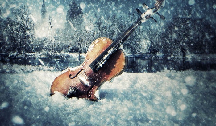 Скрипка в снегу/ Фото: mnsinfonia.org