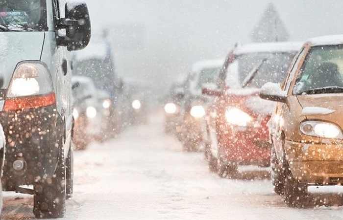 Движение автомобилей по зимней дороге/ Фото: hsi.com