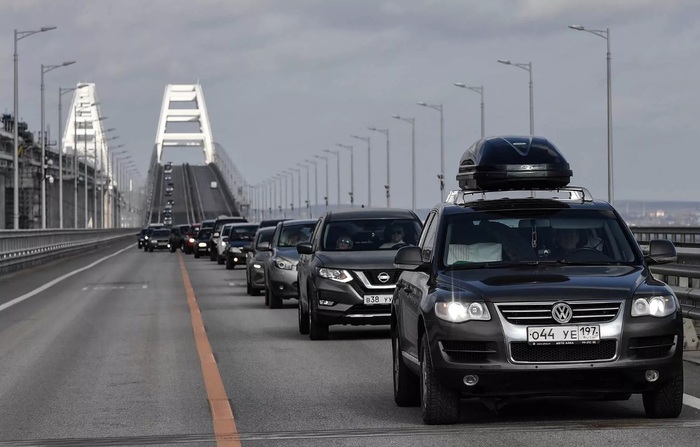 Езда по Крымскому мосту/ Фото: obyasnyaem.ru