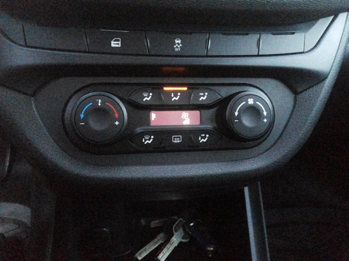 Кнопка рециркуляции воздуха в автомобильном салоне/ Фото: drive2.ru