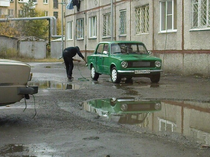 Мытье машины во дворе/ Фото: avtovzglyad.ru