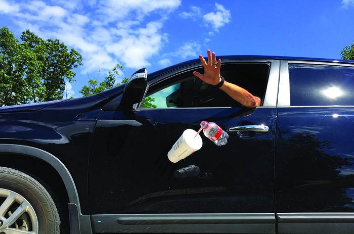 Выбрасывание мусора из окна автомобиля/ Фото: carsweek.ru