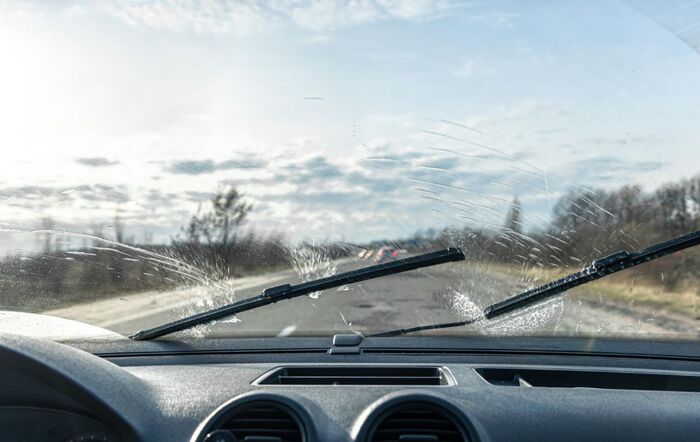 Царапины на лобовом стекле автомобиля/ Фото: rbc.ua